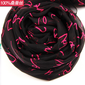 2013韩版 春夏长款真丝围巾披肩100桑蚕丝 黑色桃红色小字母丝巾