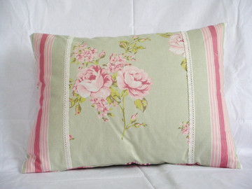 绿色抱枕 靠垫 小长枕 带芯 双边蕾丝+粉红花边 美式乡村田园风格