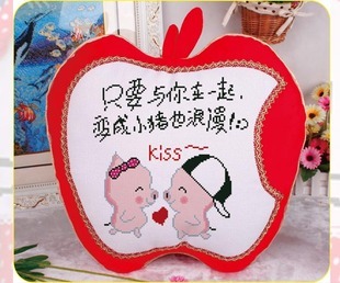 包邮纯手工十字绣成品 苹果抱枕 亲吻小猪只要和你在一起