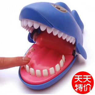 新奇整蛊玩具咬手指鲨鱼儿童恶搞整人咬人鲨鱼牙齿玩具按拔牙鳄鱼