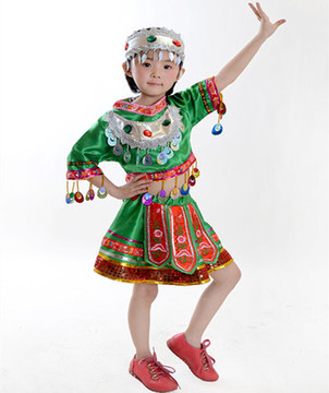 六一儿童舞台表演少数民族服饰 黄绿色班会节日少儿苗族舞蹈演出