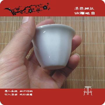 一个老的白釉瓜棱型小茶杯小酒盅单色釉小促销