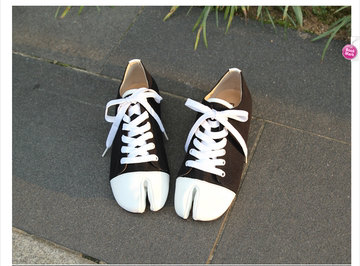 韩国东大门代购欧美时尚新款猪蹄分趾系带黑白平底学院运动女单鞋