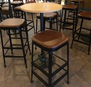 咖啡厅卡座星巴克桌高脚椅休闲吧桌椅铁艺西餐厅铁艺实木餐桌圆桌