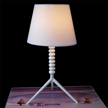 促销创意个性卧室白色布艺台灯 北欧宜家三角架田园客厅书房灯具
