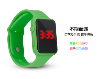 新款韩版时尚潮流男女学生电子表苹果数字表黑白 led果冻情侣手表