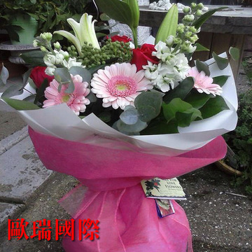 3枝红玫瑰3枝粉扶朗3枝百合花束 新加坡花店 新加坡送花 国际送花