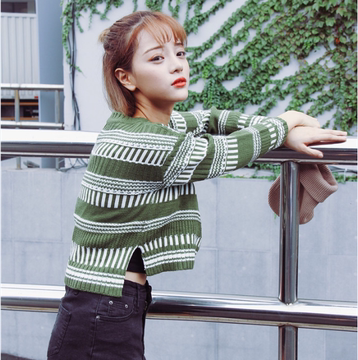 2016新款韩版宽松百搭绿色条纹长袖套头毛衣短款开叉针织衫女