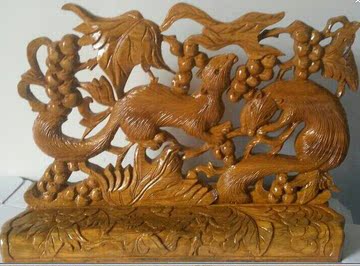 香樟木雕刻花板 摆件 松鼠吃葡萄 纯手工雕刻木制工艺品 特价独品